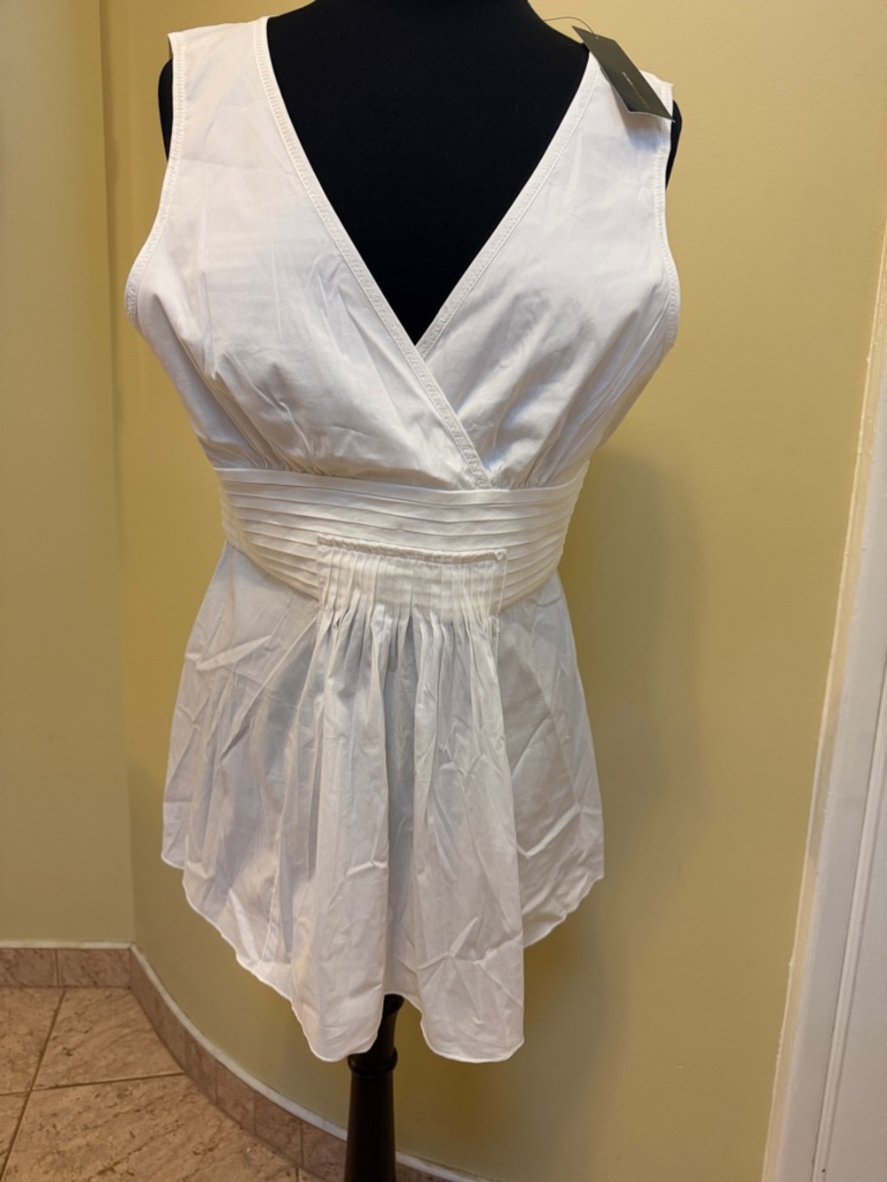 BCBGMAXAZRIA White Cotton/Stretch V-Neck Pleated Waist Tunic Top L